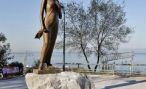 Во Владивостоке установили памятник героине песни «Катюша»