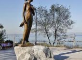 Во Владивостоке установили памятник героине песни «Катюша»